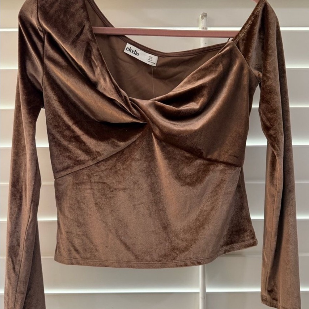 NWT Elodie Velvet Long Sleeve Top
Color Mocha. Size XL